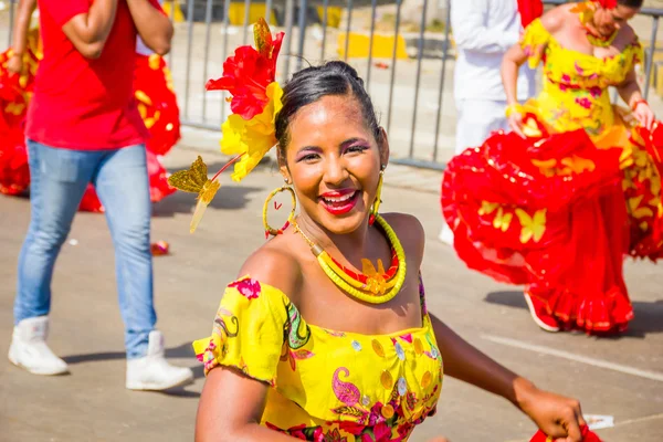 カラフルで手の込んだ衣装を持つパフォーマーが Colombias 最も重要な民俗祭典、バランキージャ、コロンビアのカーニバルに参加します。 — ストック写真