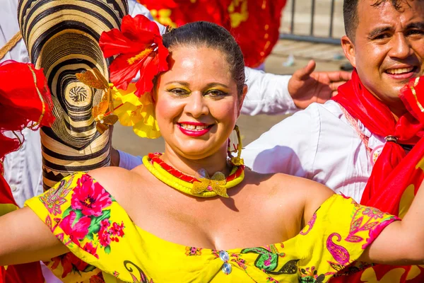 Performers with colorful and elaborate costumes participate in Colombias most important folklore celebration, the Carnival of Barranquilla, Colombia — Stock Photo, Image