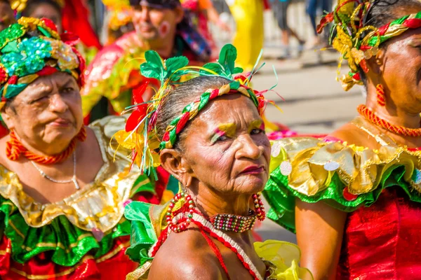 Artistas com trajes coloridos e elaborados participam da celebração folclórica mais importante de Colombias, o Carnaval de Barranquilla, Colômbia — Fotografia de Stock