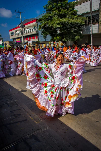 Artister med färgglada och utarbeta kostymer delta i Colombias viktigaste folklore berömmen, karneval i Barranquilla, Colombia — Stockfoto