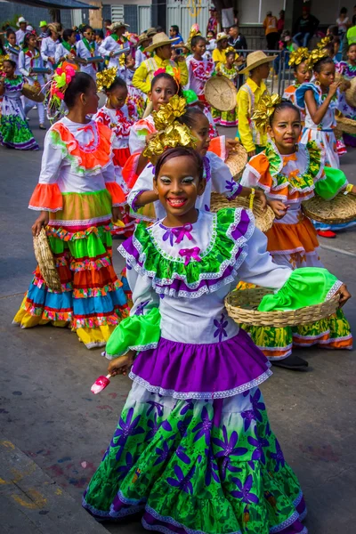 Artistas com trajes coloridos e elaborados participam da celebração folclórica mais importante de Colombias, o Carnaval de Barranquilla, Colômbia — Fotografia de Stock