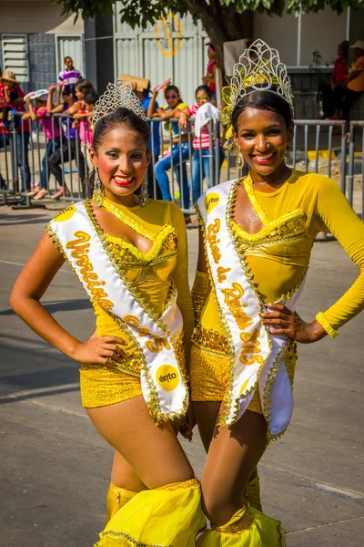 Artistas con trajes coloridos y elaborados participan en la celebración folclórica más importante de Colombias, el Carnaval de Barranquilla, Colombia — Foto de Stock