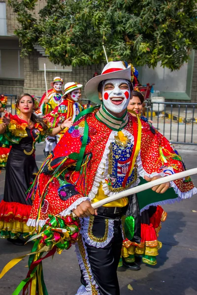 カラフルで手の込んだ衣装を持つパフォーマーが Colombias 最も重要な民俗祭典、バランキージャ、コロンビアのカーニバルに参加します。 — ストック写真