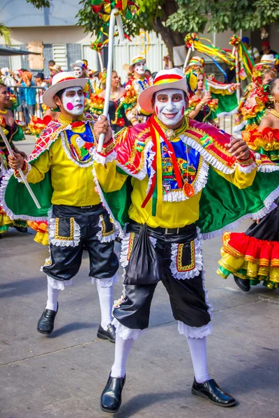 Artistas con trajes coloridos y elaborados participan en la celebración folclórica más importante de Colombias, el Carnaval de Barranquilla, Colombia —  Fotos de Stock