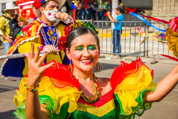 Artiesten met kleurrijke en uitgebreide kostuums deelnemen aan Colombias meest belangrijke feest bij de folklore, het carnaval van Barranquilla, Colombia — Stockfoto