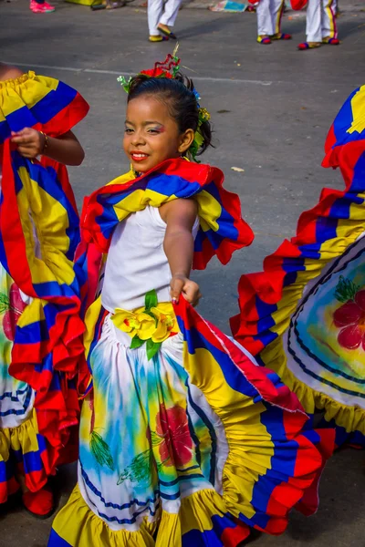 カラフルで手の込んだ衣装を持つパフォーマーが Colombias 最も重要な民俗祭典、バランキージャ、コロンビアのカーニバルに参加します。 — ストック写真