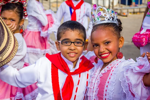 Artiesten met kleurrijke en uitgebreide kostuums deelnemen aan Colombias meest belangrijke feest bij de folklore, het carnaval van Barranquilla, Colombia — Stockfoto