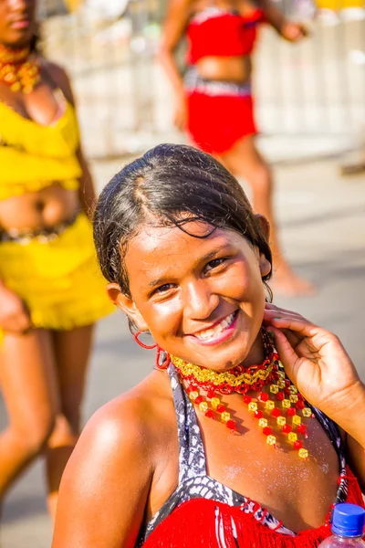 Artistas con trajes coloridos y elaborados participan en la celebración folclórica más importante de Colombias, el Carnaval de Barranquilla, Colombia — Foto de Stock