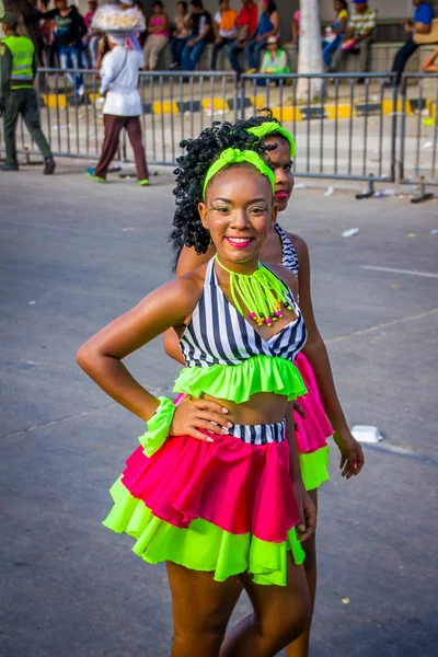 Ερμηνευτές με πολύχρωμο και περίτεχνα κοστούμια που συμμετέχουν σε Colombias πιο σημαντικό Λαογραφικό γιορτή, το Καρναβάλι των Η.π.α. — Φωτογραφία Αρχείου
