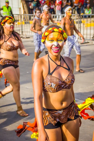 Des artistes aux costumes colorés et élaborés participent à la plus importante célébration folklorique colombienne, le Carnaval de Barranquilla, en Colombie — Photo