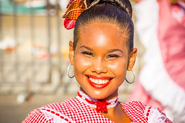 Artiesten met kleurrijke en uitgebreide kostuums deelnemen aan Colombias meest belangrijke feest bij de folklore, het carnaval van Barranquilla, Colombia — Stockfoto