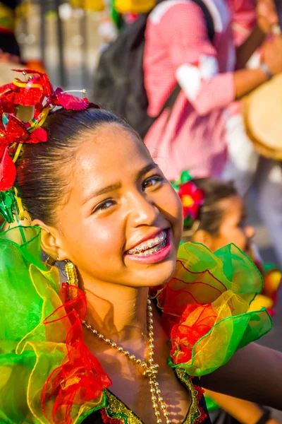 Artiesten met kleurrijke en uitgebreide kostuums deelnemen aan Colombias meest belangrijke feest bij de folklore, het carnaval van Barranquilla, Colombia — Stockfoto