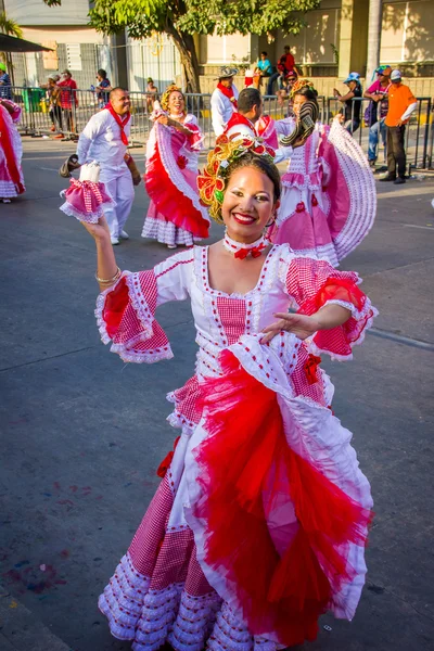 Umělci s barvité a propracované kostýmy, na které se účastní Colombias nejdůležitější folklorní slavnost, Karneval Barranquilla, Kolumbie — Stock fotografie