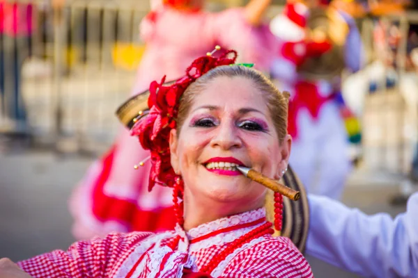 Darsteller mit farbenfrohen und aufwendigen Kostümen nehmen am wichtigsten Folklore-Fest Kolumbiens teil, dem Karneval von Barranquilla, Kolumbien — Stockfoto