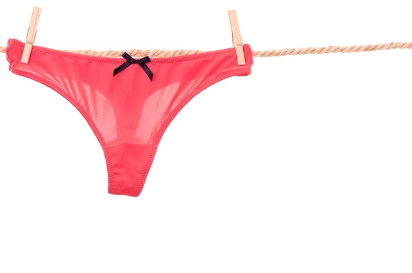 Culotte rouge accrochée à une corde à linge — Photo