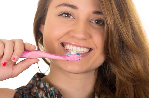Hermosa joven sonriente mujer cepillarse los dientes — Foto de Stock