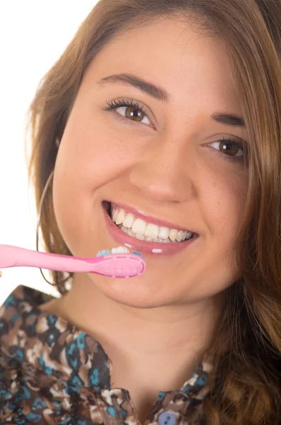 Красивая молодая улыбающаяся женщина чистит зубы — стоковое фото