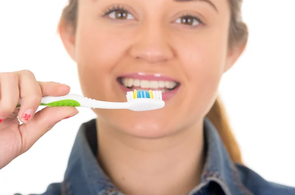 Bela jovem sorrindo mulher escovando dentes — Fotografia de Stock