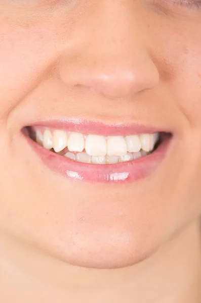 Primer plano de una hermosa sonrisa de las mujeres — Foto de Stock