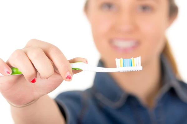 Красивая молодая улыбающаяся женщина чистит зубы — стоковое фото