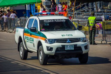 Sokaklar hemen önce Colombias en önemli folklor kutlama, Carnival Barranquilla, Kolombiya devriye polis arabaları