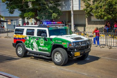 Sokaklar hemen önce Colombias en önemli folklor kutlama, Carnival Barranquilla, Kolombiya devriye polis arabaları