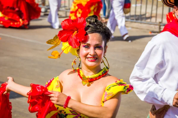 Artiesten met kleurrijke en uitgebreide kostuums deelnemen aan Colombias meest belangrijke feest bij de folklore, het carnaval van Barranquilla, Colombia — Stockfoto