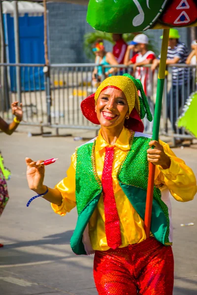 Umělci s barvité a propracované kostýmy, na které se účastní Colombias nejdůležitější folklorní slavnost, Karneval Barranquilla, Kolumbie — Stock fotografie