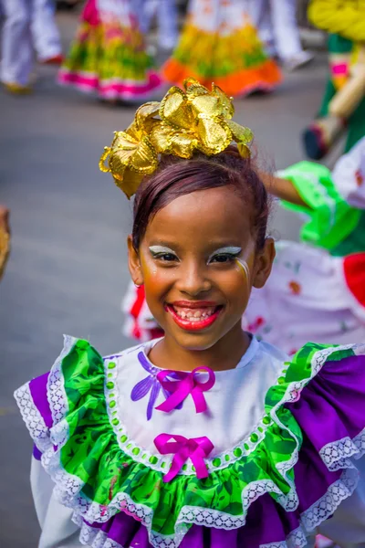Исполнители в красочных и изысканных костюмах участвуют в самом важном фольклорном празднике Колумбии, Карнавале Барранкилья, Колумбия — стоковое фото