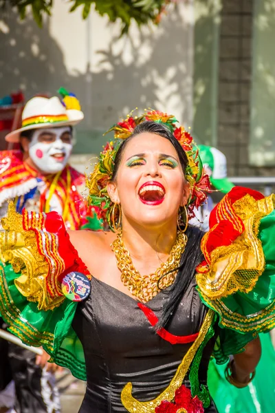 Umělci s barvité a propracované kostýmy, na které se účastní Colombias nejdůležitější folklorní slavnost, Karneval Barranquilla, Kolumbie — Stock fotografie