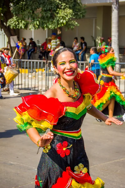 Umělci s barvité a propracované kostýmy, na které se účastní Colombias nejdůležitější folklorní slavnost, Karneval Barranquilla, Kolumbie — Stock fotografie