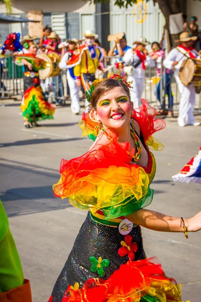 Umělci s barvité a propracované kostýmy, na které se účastní Colombias nejdůležitější folklorní slavnost, Karneval Barranquilla, Kolumbie — Stock fotografie