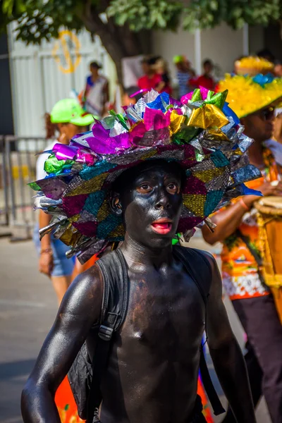 Artistas com trajes coloridos e elaborados participam da celebração folclórica mais importante de Colombias, o Carnaval de Barranquilla, Colômbia — Fotografia de Stock