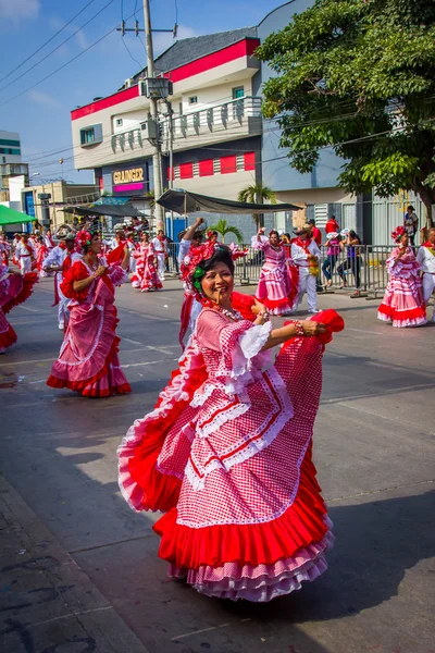 Artister med färgglada och utarbeta kostymer delta i Colombias viktigaste folklore berömmen, karneval i Barranquilla, Colombia — Stockfoto