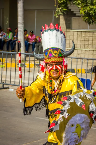 カラフルで手の込んだ衣装を持つパフォーマーが Colombias 最も重要な民俗祭典、バランキージャ、コロンビアのカーニバルに参加します。 — ストック写真