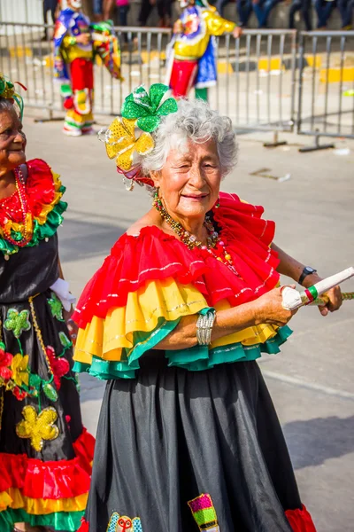 Artister med färgglada och utarbeta kostymer delta i Colombias viktigaste folklore berömmen, karneval i Barranquilla, Colombia — Stockfoto