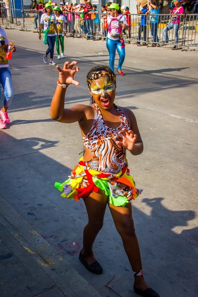 Darsteller mit farbenfrohen und aufwendigen Kostümen nehmen am wichtigsten Folklore-Fest Kolumbiens teil, dem Karneval von Barranquilla, Kolumbien — Stockfoto