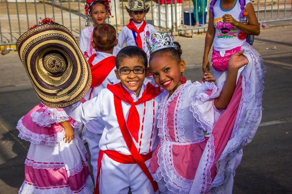 Artistas con trajes coloridos y elaborados participan en la celebración folclórica más importante de Colombias, el Carnaval de Barranquilla, Colombia — Foto de Stock