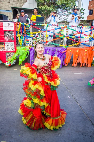 Artiesten met kleurrijke en uitgebreide kostuums deelnemen aan Colombias meest belangrijke feest bij de folklore, het carnaval van Barranquilla, Colombia — Stockfoto