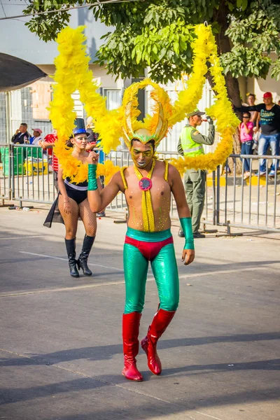 Umělci s barvité a propracované kostýmy, na které se účastní Colombias nejdůležitější folklorní slavnost, Karneval Barranquilla, Kolumbie — Stock fotografie