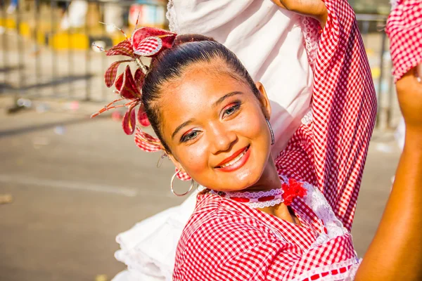 Artistas con trajes coloridos y elaborados participan en la celebración folclórica más importante de Colombias, el Carnaval de Barranquilla, Colombia — Foto de Stock