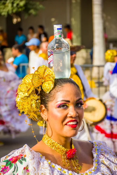 Performers with colorful and elaborate costumes participate in Colombias most important folklore celebration, the Carnival of Barranquilla, Colombia — Stock Photo, Image