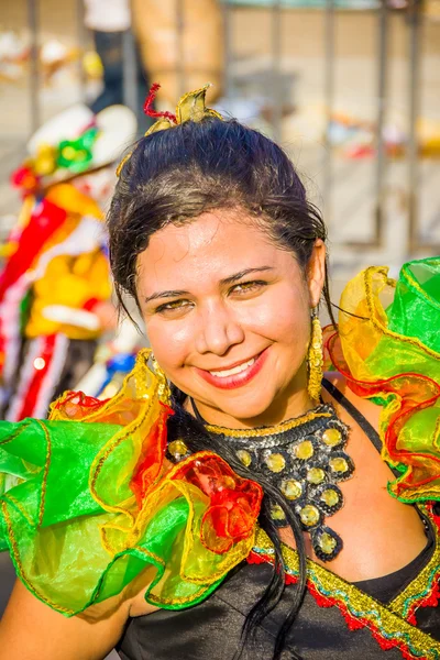 Ερμηνευτές με πολύχρωμο και περίτεχνα κοστούμια που συμμετέχουν σε Colombias πιο σημαντικό Λαογραφικό γιορτή, το Καρναβάλι των Η.π.α. — Φωτογραφία Αρχείου