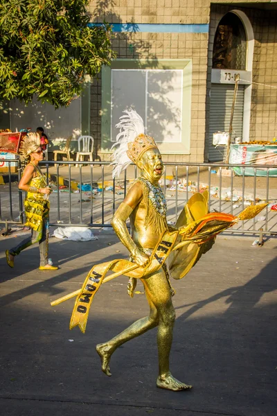 Darsteller mit farbenfrohen und aufwendigen Kostümen nehmen am wichtigsten Folklore-Fest Kolumbiens teil, dem Karneval von Barranquilla, Kolumbien — Stockfoto