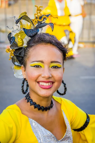 Előadók a színes és bonyolult viseletek részt Colombias legfontosabb folklór ünnep, a farsangi Barranquilla, Kolumbia — Stock Fotó