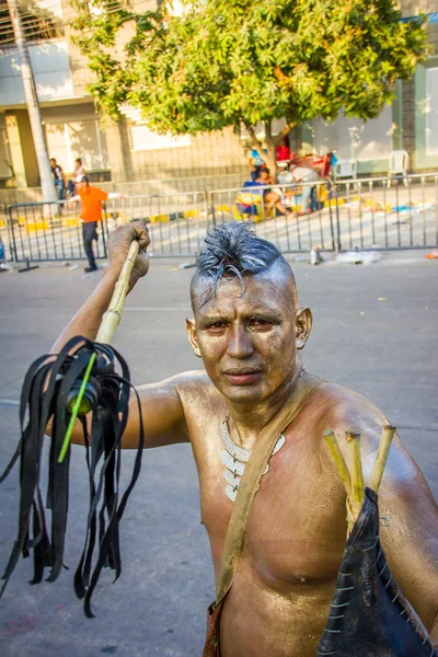 Artister med färgglada och utarbeta kostymer delta i Colombias viktigaste folklore berömmen, karneval i Barranquilla, Colombia — Stockfoto