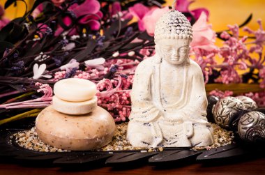 sabun ve Buda heykeli çiçek spa konsepti ile