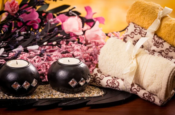 Gyertyák és törölköző rózsaszín virágok spa koncepció — Stock Fotó