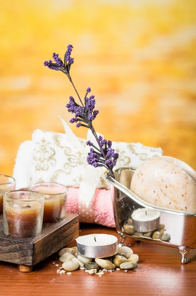 Óleos velas sabonetes pedras flor conceito spa — Fotografia de Stock