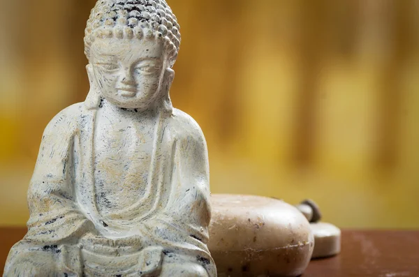 Buda escultura com sabonetes e pedras conceito spa — Fotografia de Stock